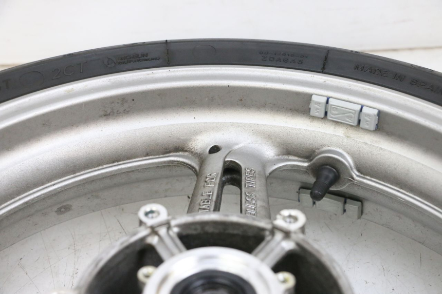 photo de JANTE AVANT ET PNEU YAMAHA FJR ABS 1300 (2006 - 2012) - Points de fixation