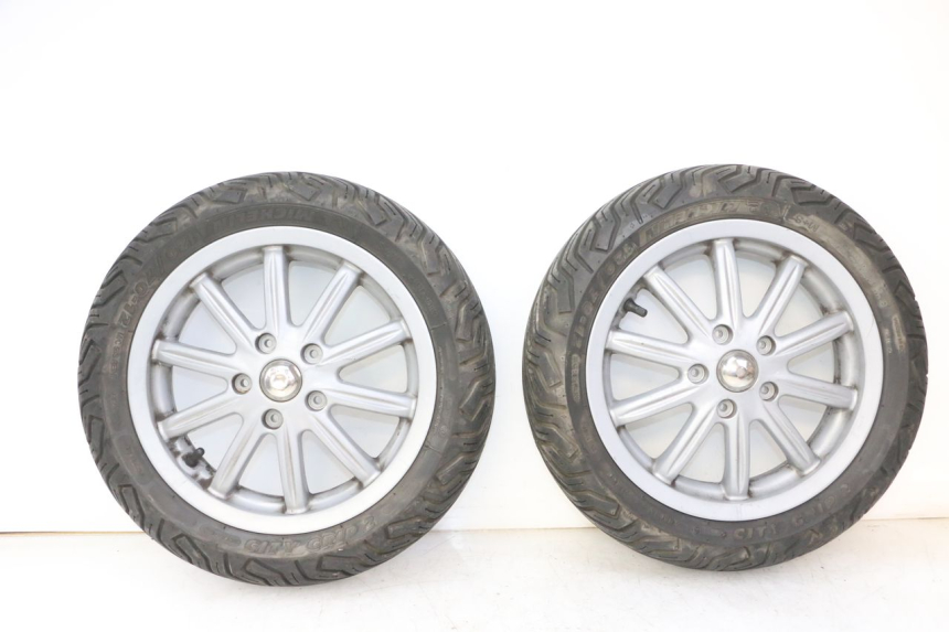 photo de JANTE AVANT ET PNEU PIAGGIO MP3 RL 250 (2007 - 2010)