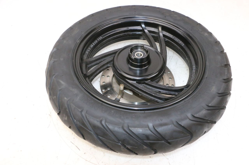 photo de JANTE AVANT ET PNEU JM MOTORS SANTANA 50 (2014 - 2023) - Gros plan technique