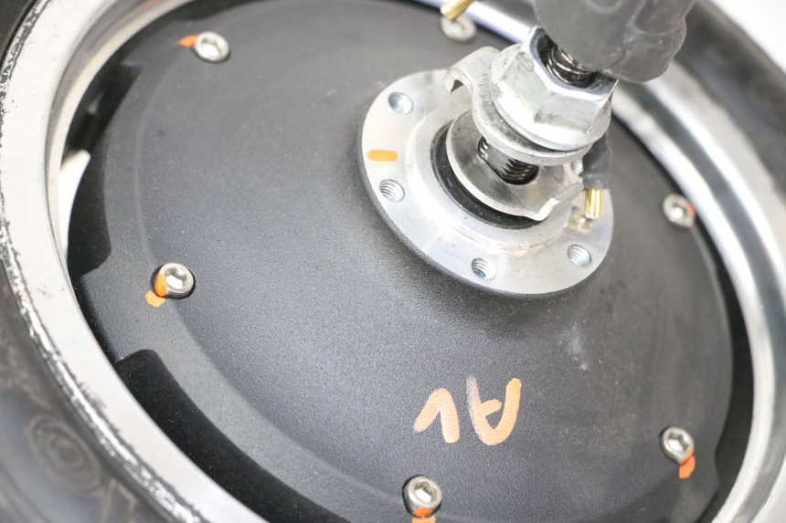 photo de JANTE AVANT ET PNEU DUALTRON VICTOR LIMITED 1