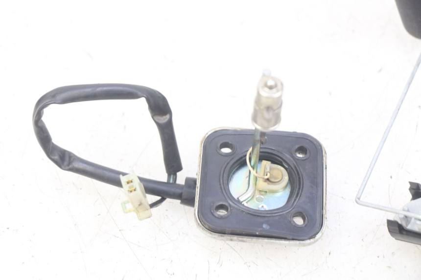 photo de JAUGE RESERVOIR ESSENCE PIAGGIO FLY 4T 50 (2013 - 2017)