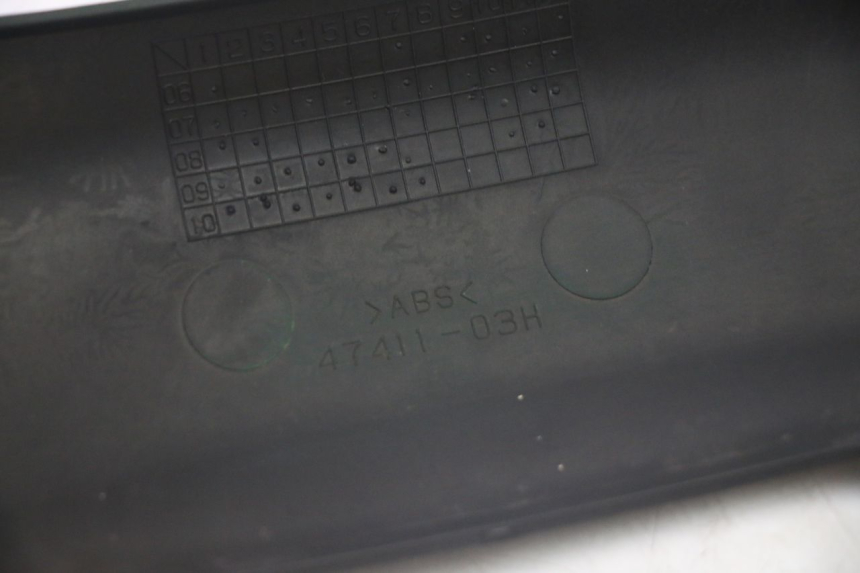 photo de JONCTION CARENAGE ARRIERE INFERIEURE SUZUKI BURGMAN 125 (2007 - 2014)