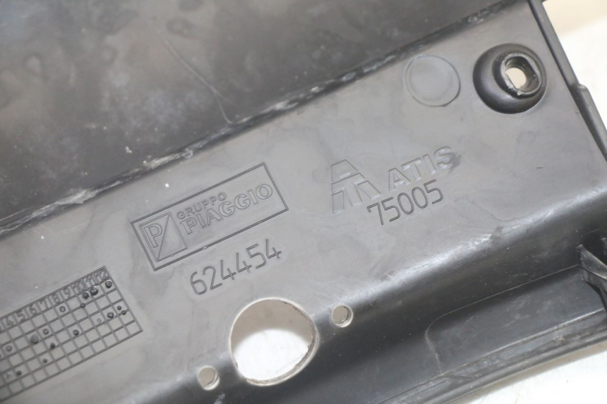 photo de JONCTION CARENAGE ARRIERE INFERIEURE PIAGGIO MP3 RL 250 (2007 - 2010)