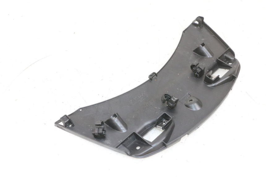 photo de JONCTION CARENAGE ARRIERE INFERIEURE PIAGGIO MP3 500 (2016 - 2018) - Gros plan technique