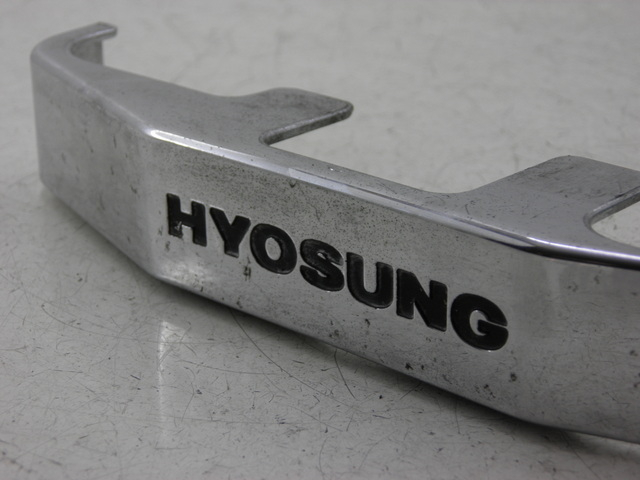 photo de JONCTION CARENAGE AVANT INF HYOSUNG COMET GT 125 (2002 - 2007) - Gros plan technique