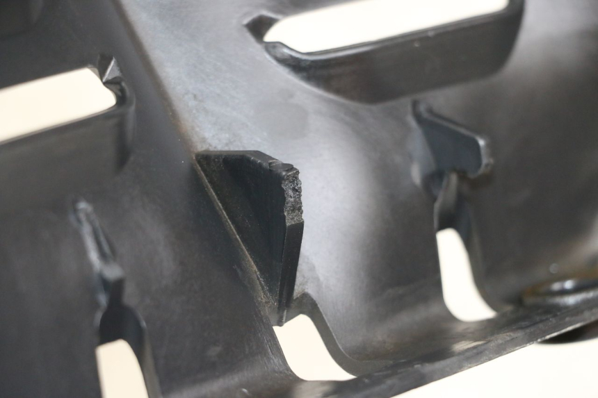 photo de JONCTION CARENAGE AVANT INF PIAGGIO MP3 HPE 350 (2018 - 2020) - Gros plan technique