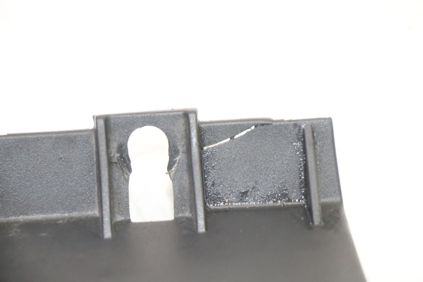 photo de JONCTION CARENAGE AVANT INF PIAGGIO MP3 HPE 310 (2024 - 2025)