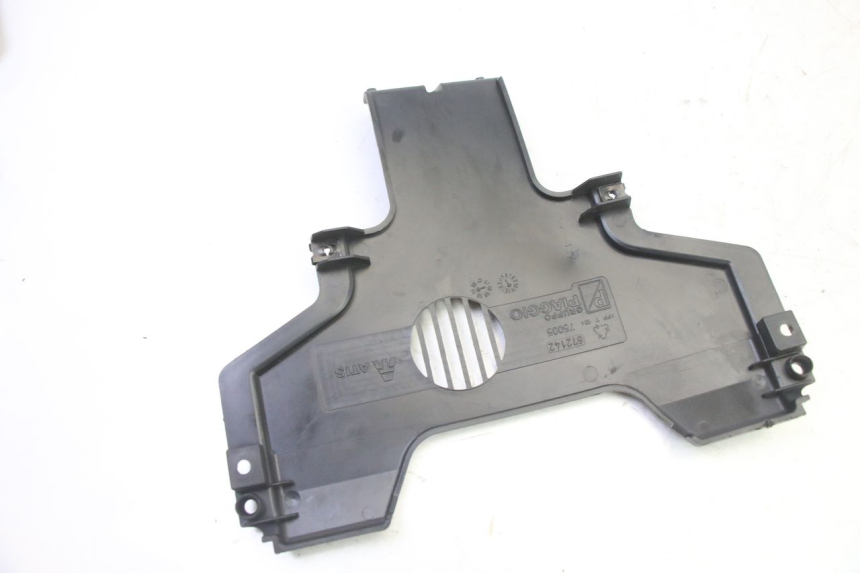 photo de JONCTION CARENAGE AVANT INF PIAGGIO MP3 HPE 310 (2024 - 2025)