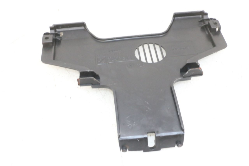 photo de JONCTION CARENAGE AVANT INF PIAGGIO MP3 500 (2016 - 2018) - Détail de la pièce