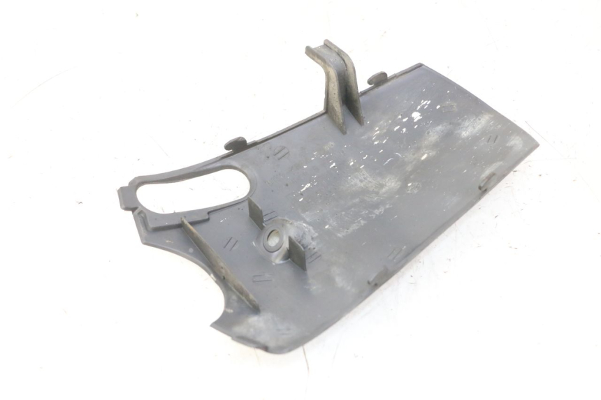 photo de JONCTION CARENAGE AVANT INF HONDA SCV LEAD 100 (2003 - 2007)