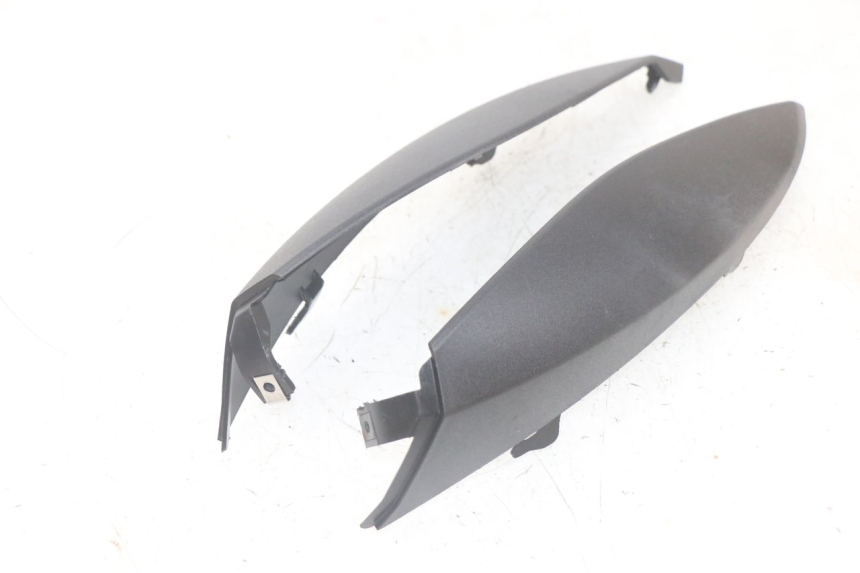 photo de JONCTION CARENAGE AVANT SUP PIAGGIO MP3 HPE 300 (2019 - 2026) - Gros plan technique