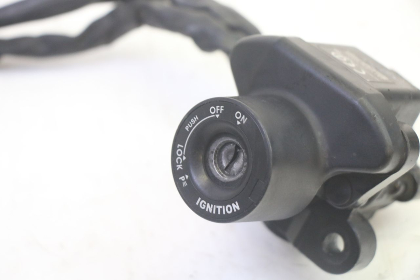 photo de KIT SERRURE CLE CDI NEIMAN YAMAHA FJR ABS 1300 (2006 - 2012) - Gros plan technique