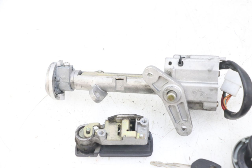 photo de KIT SERRURE CLE NEIMAN SUZUKI BURGMAN 125 (2007 - 2014) - Gros plan technique