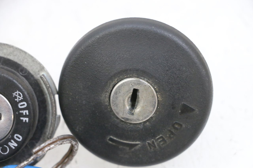 photo de KIT SERRURE CLE NEIMAN PIAGGIO FLY 4T 50 (2013 - 2017) - Points de fixation