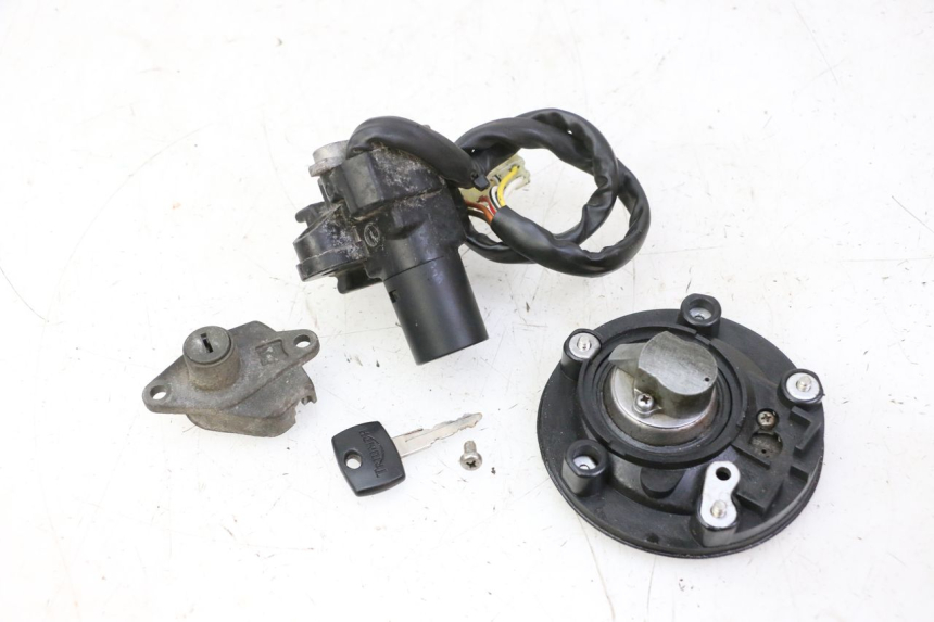 photo de KIT SERRURE CLE NEIMAN TRIUMPH SPRINT 900 (1995 - 1998)