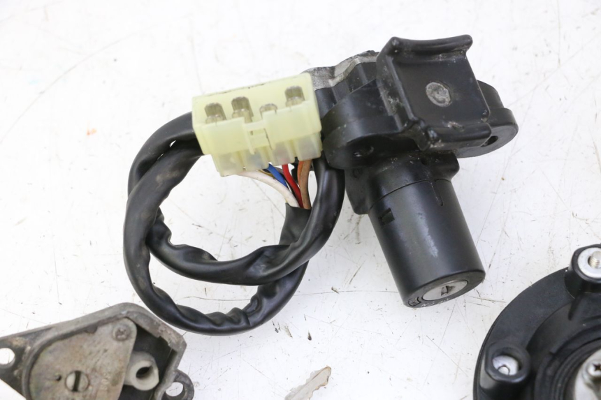 photo de KIT SERRURE CLE NEIMAN TRIUMPH SPRINT 900 (1995 - 1998)