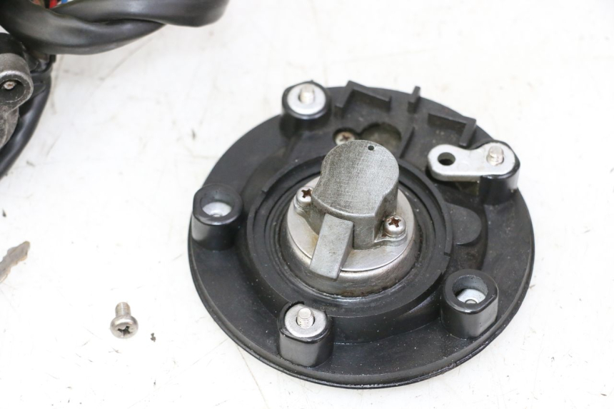 photo de KIT SERRURE CLE NEIMAN TRIUMPH SPRINT 900 (1995 - 1998)