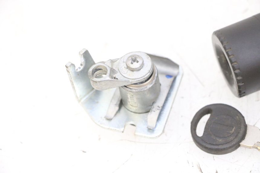 photo de KIT SERRURE CLE NEIMAN YAMAHA TZR 50 (2008 - 2016) - Autre angle de vue