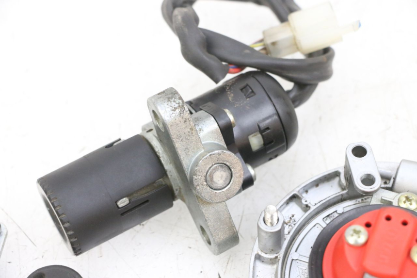 photo de KIT SERRURE CLE NEIMAN YAMAHA TZR 50 (2008 - 2016) - Gros plan technique