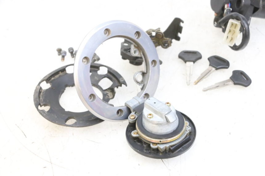 photo de KIT SERRURE CLE NEIMAN KAWASAKI ZR 7 750 (1999 - 2001) - Points de fixation