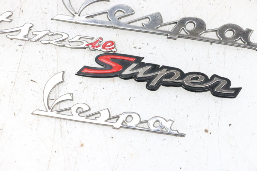 photo de LOGO MARQUE PIAGGIO VESPA GTS SUPER IE 125 (2009 - 2016) - Autre angle de vue