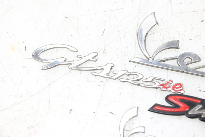 photo de LOGO MARQUE PIAGGIO VESPA GTS SUPER IE 125 (2009 - 2016) - Gros plan technique