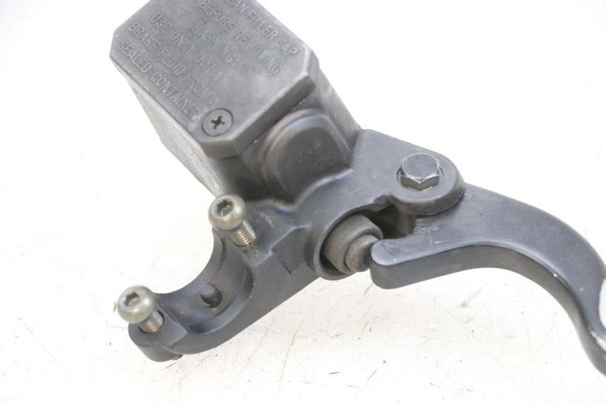 photo de MAITRE CYLINDRE AVANT YAMAHA XMAX X-MAX 125 (2006 - 2009) - Gros plan technique