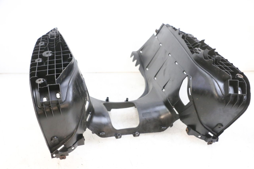 photo de MARCHE PIED YAMAHA XMAX X-MAX 125 (2006 - 2009) - Gros plan technique