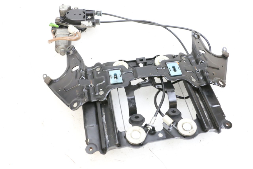 photo de MOTEUR BULLE SUZUKI BURGMAN EXECUTIVE ABS 650 (2006 - 2012) - Zoom composants