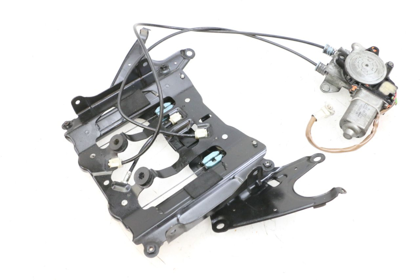 photo de MOTEUR BULLE SUZUKI BURGMAN EXECUTIVE ABS 650 (2006 - 2012) - Marquages et références