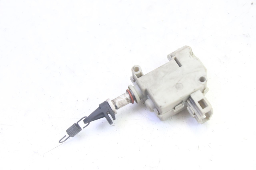 photo de MOTEUR OUVERTURE COFFRE PIAGGIO MP3 RL 250 (2007 - 2010) - Gros plan technique