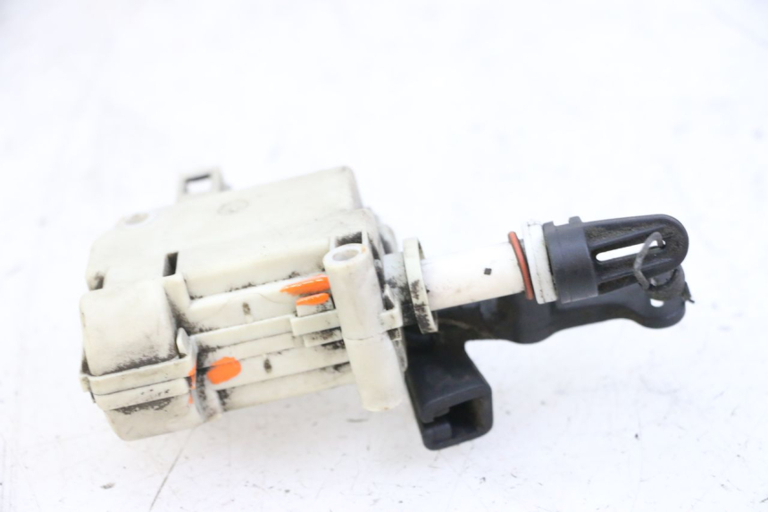 photo de MOTEUR OUVERTURE COFFRE PIAGGIO VESPA GRANTURISMO 200 (2004 - 2005)