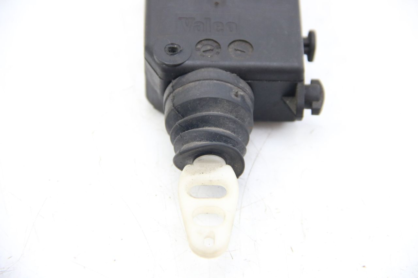 photo de MOTEUR OUVERTURE COFFRE PEUGEOT SATELIS COMPRESSOR K15 125 (2006 - 2009) - Autre angle de vue