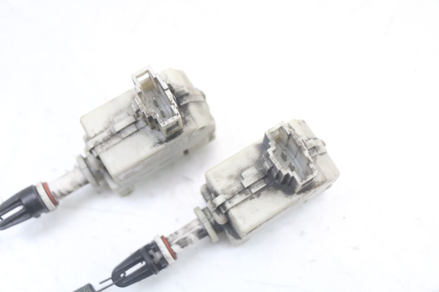 photo de MOTEUR OUVERTURE COFFRE PIAGGIO XEVO - X EVO 125 (2007 - 2017) - Autre angle de vue