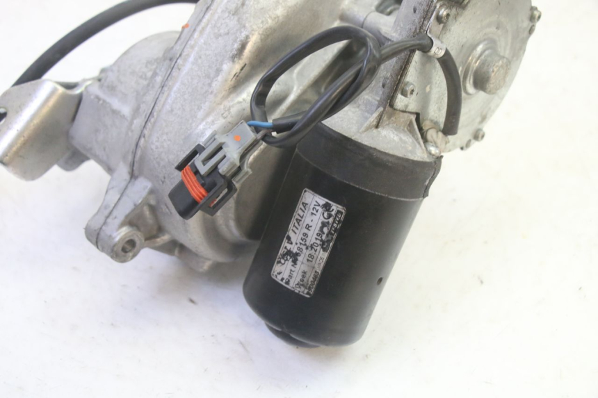 photo de MOTEUR ROLL LOCK PIAGGIO MP3 HPE 350 (2018 - 2020) - Gros plan technique