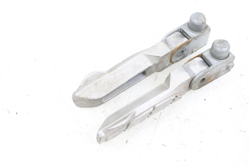 photo de PAIRE CALE PIED ARRIERE KYMCO AGILITY 16+ 4T 50 (2018 - 2023) - Zoom état d’usage