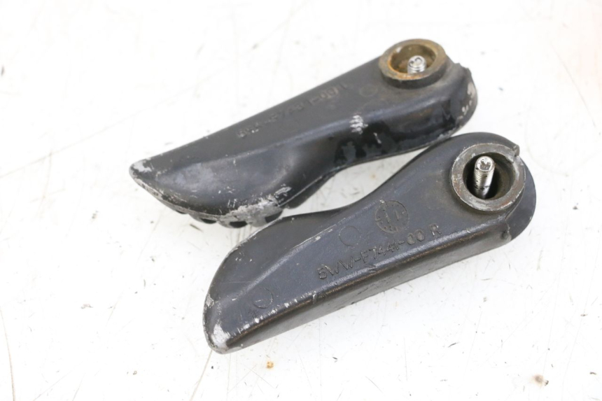 photo de PAIRE CALE PIED ARRIERE MBK BOOSTER SPIRIT NAKED 50 (2004 - 2017) - Gros plan technique