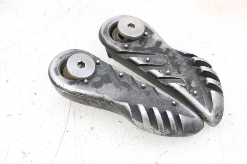 photo de PAIRE CALE PIED ARRIERE MBK BOOSTER SPIRIT NAKED 50 (2004 - 2017) - Points de fixation