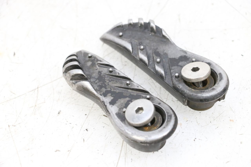 photo de PAIRE CALE PIED ARRIERE MBK BOOSTER SPIRIT NAKED 50 (2004 - 2017) - Pièce contrôlée