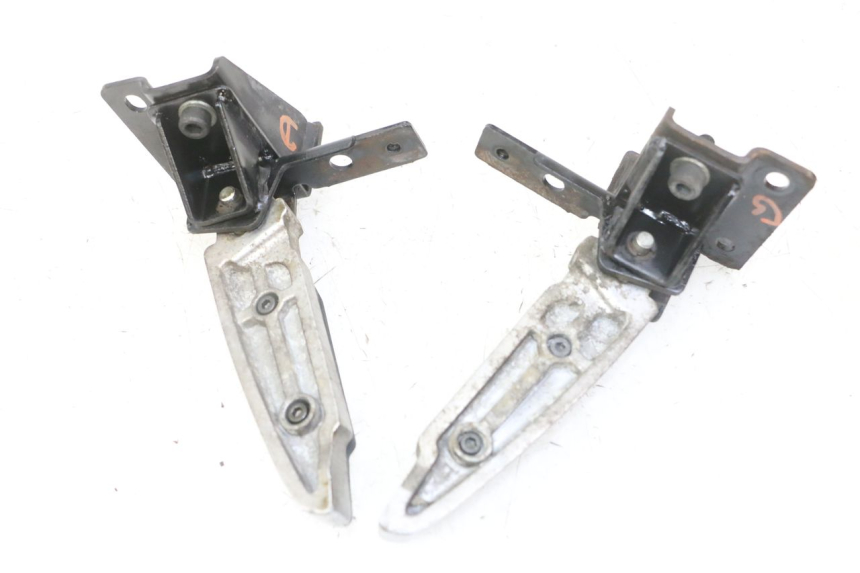 photo de PAIRE CALE PIED ARRIERE PEUGEOT SATELIS 125 (2013 - 2018)