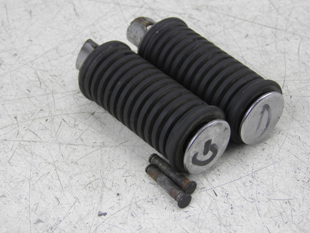 photo de PAIRE CALE PIED ARRIERE SUZUKI GZ MARAUDER 125 (1998 - 2004)