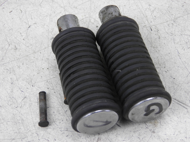 photo de PAIRE CALE PIED ARRIERE SUZUKI GZ MARAUDER 125 (1998 - 2004)