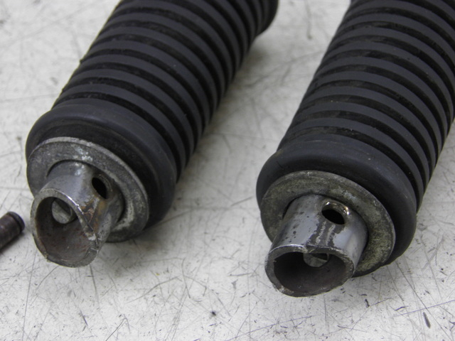 photo de PAIRE CALE PIED ARRIERE SUZUKI GZ MARAUDER 125 (1998 - 2004)