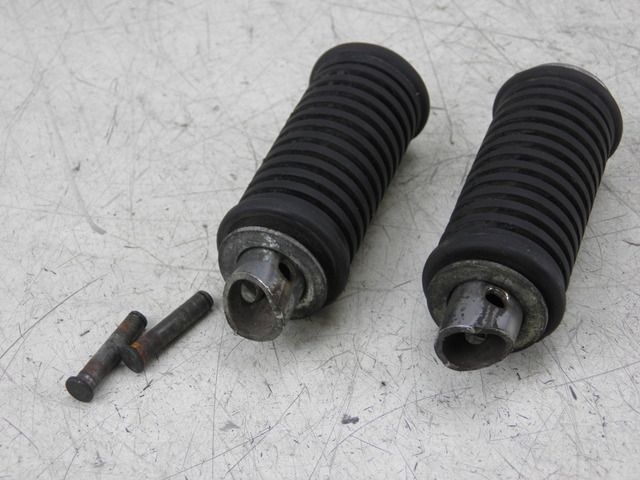 photo de PAIRE CALE PIED ARRIERE SUZUKI GZ MARAUDER 125 (1998 - 2004)