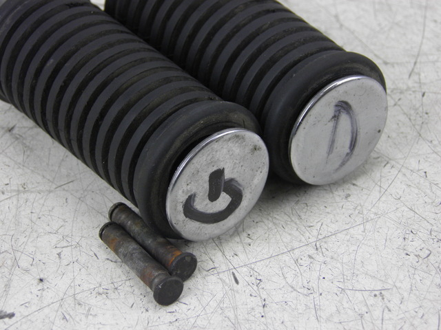 photo de PAIRE CALE PIED ARRIERE SUZUKI GZ MARAUDER 125 (1998 - 2004)