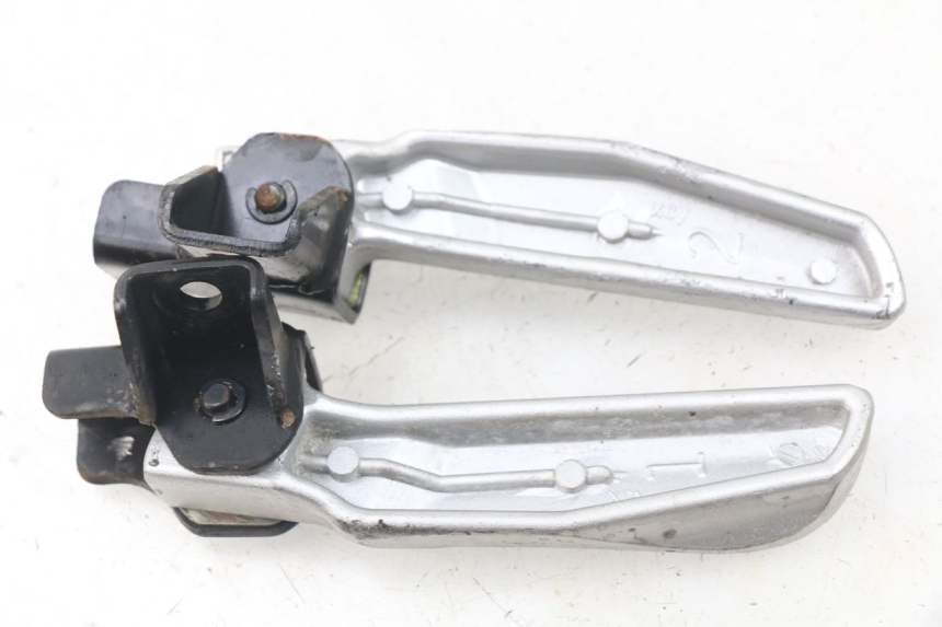 photo de PAIRE CALE PIED ARRIERE SYM FIDDLE 3 III 50 (2014 - 2020)