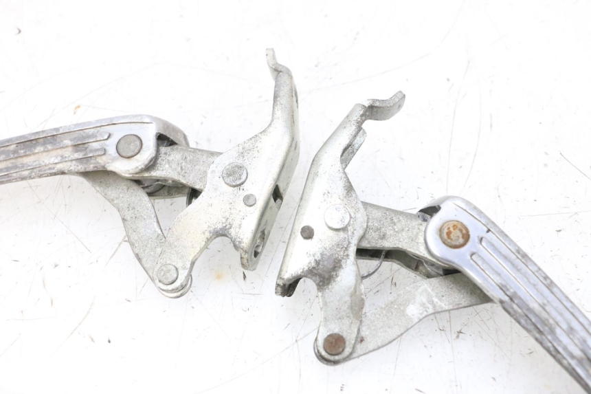 photo de PAIRE CALE PIED ARRIERE PIAGGIO VESPA GTS SUPER IE 125 (2009 - 2016) - Vue rapprochée