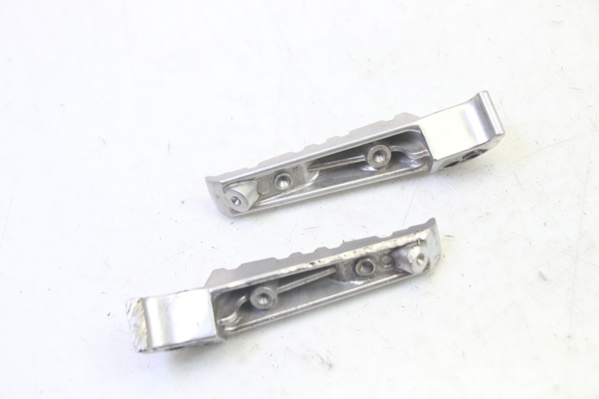 photo de PAIRE CALE PIED ARRIERE YAMAHA X-MAX XMAX 125 (2010 - 2014)