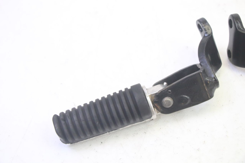 photo de PAIRE CALE PIED ARRIERE YAMAHA XMAX X-MAX 125 (2006 - 2009) - Zoom état d’usage