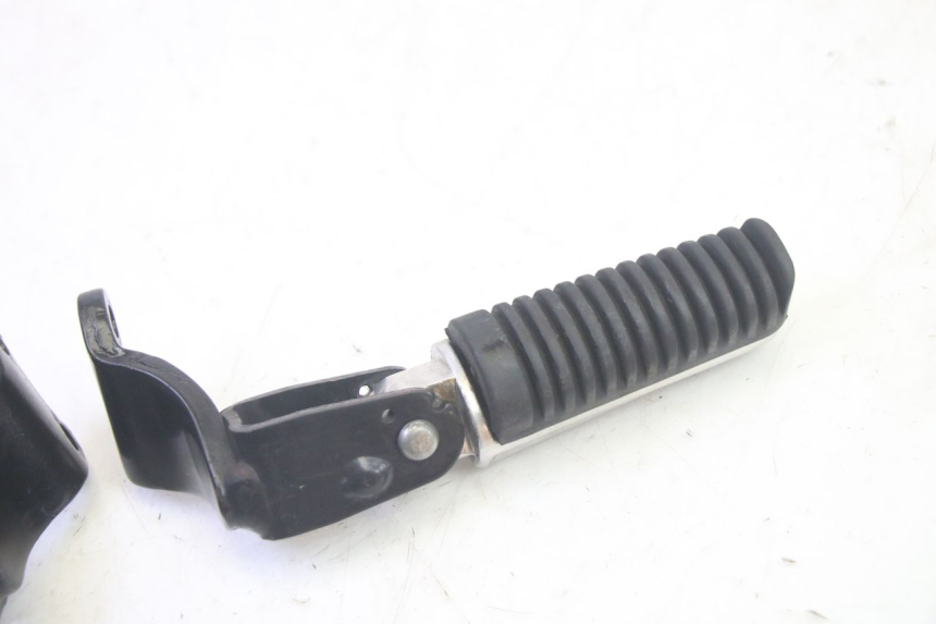 photo de PAIRE CALE PIED ARRIERE YAMAHA XMAX X-MAX 125 (2006 - 2009) - Autre angle de vue